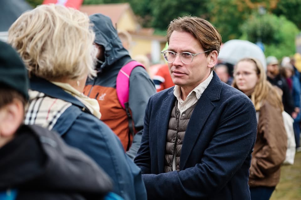 Antton Rönnholm keskustelee äänestäjän kanssa ulkotapahtumassa