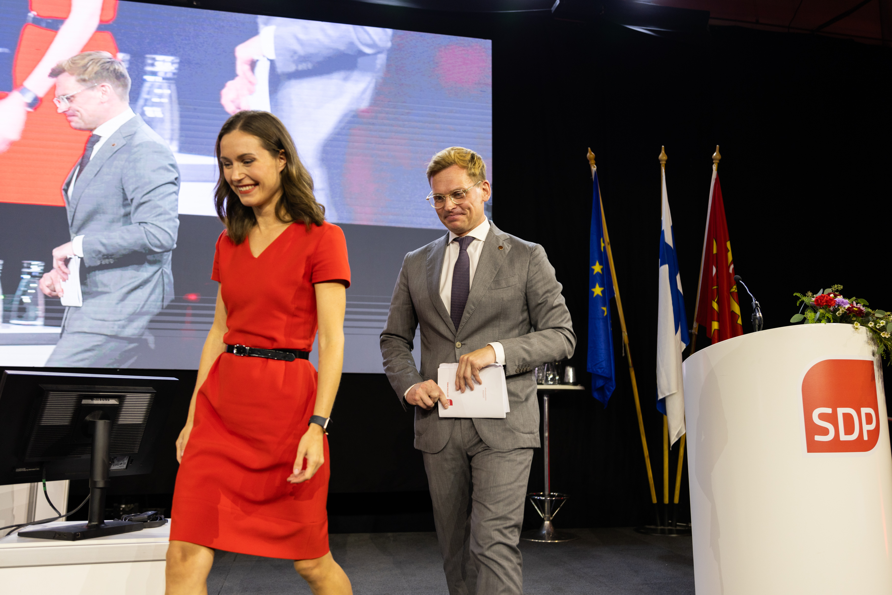 Antton Rönnholm ja Sanna Marin poistumassa lavalta SDP:n puoluekokouksessa 2023