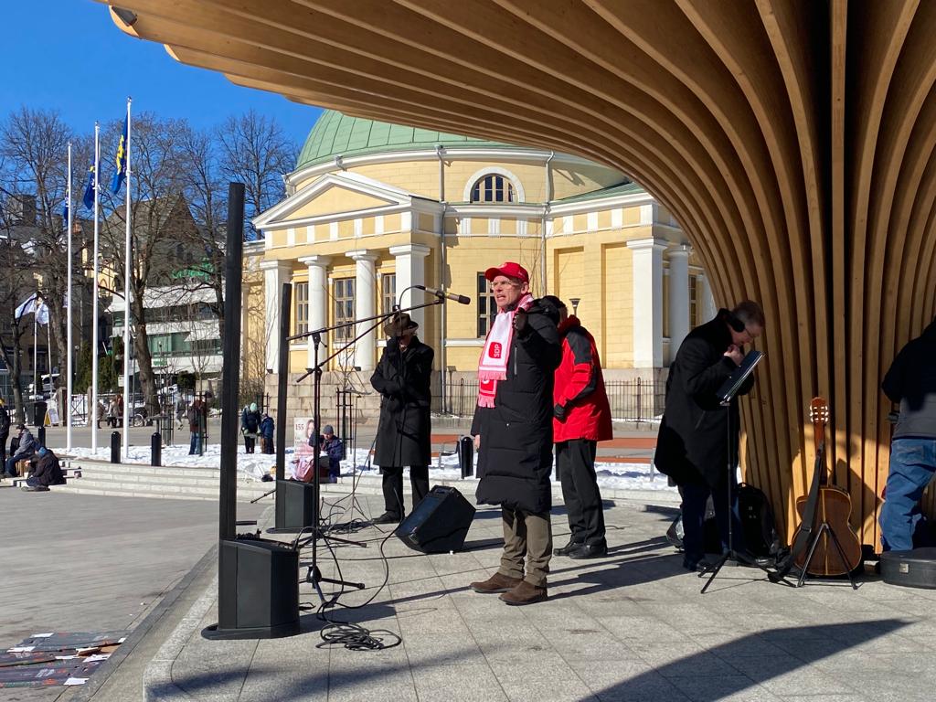 Antton Rönnholm puhumassa Turun torilla vaalitilaisuudessa
