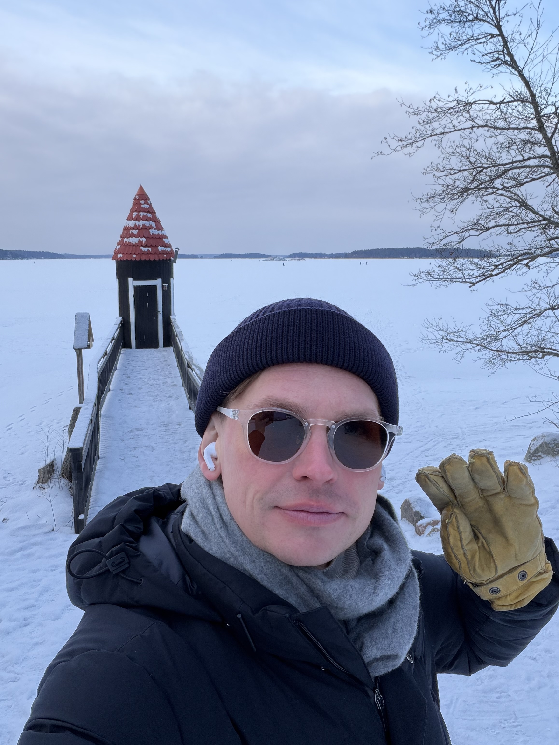 Jäätynyt meri ja rantapaviljonki Naantalissa talvella
