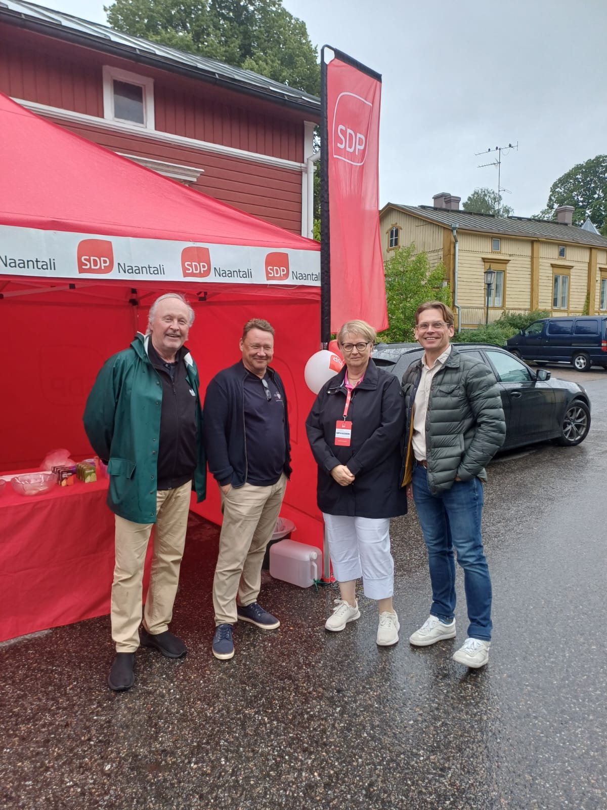 SDP Naantalin teltta torilla sateisena päivänä